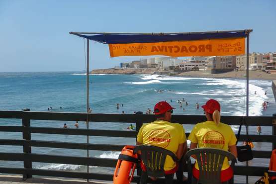 Quejas de los surferos de Salinetas por prohibirles usar la playa estos días de oleaje/TA y Antonjio Rico.